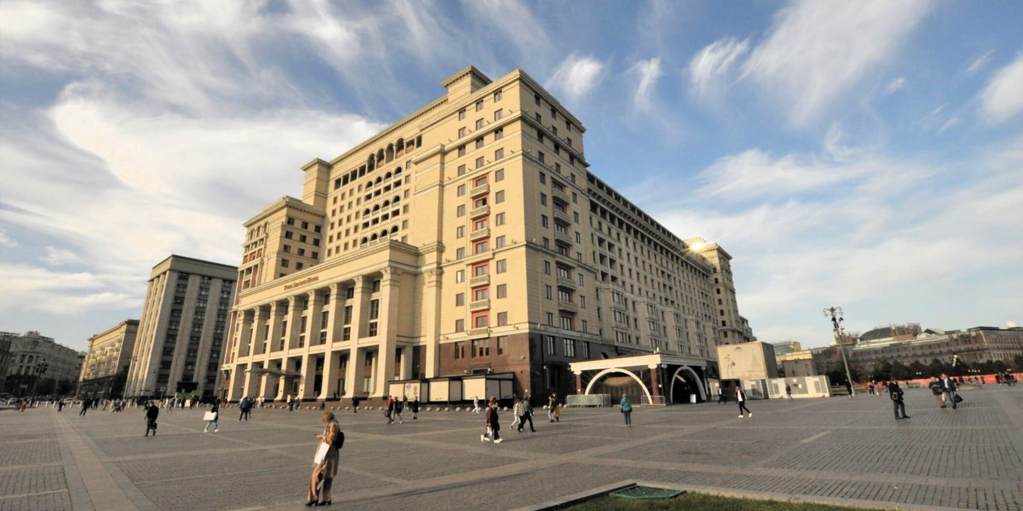 Фото 1. Фасад здания делового центра Москва. Входная группа отеля 4 seasons. Вид с манежной площади, со стороны входа на Красную площадь.